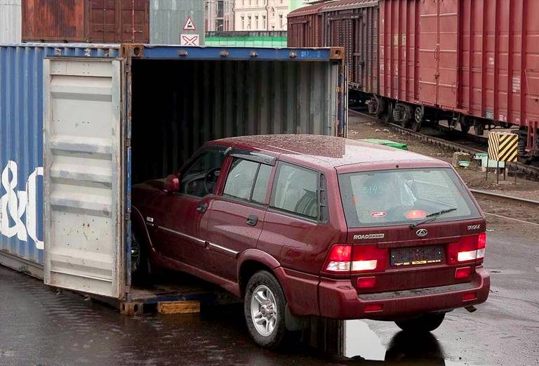 Транспортировать железнодорожным транспортом авто  из Москвы в Красноярск